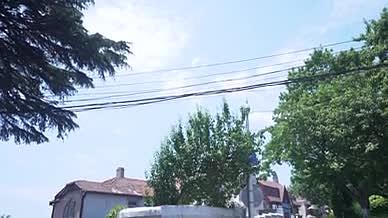 小镇街道蓝天白云视频的预览图